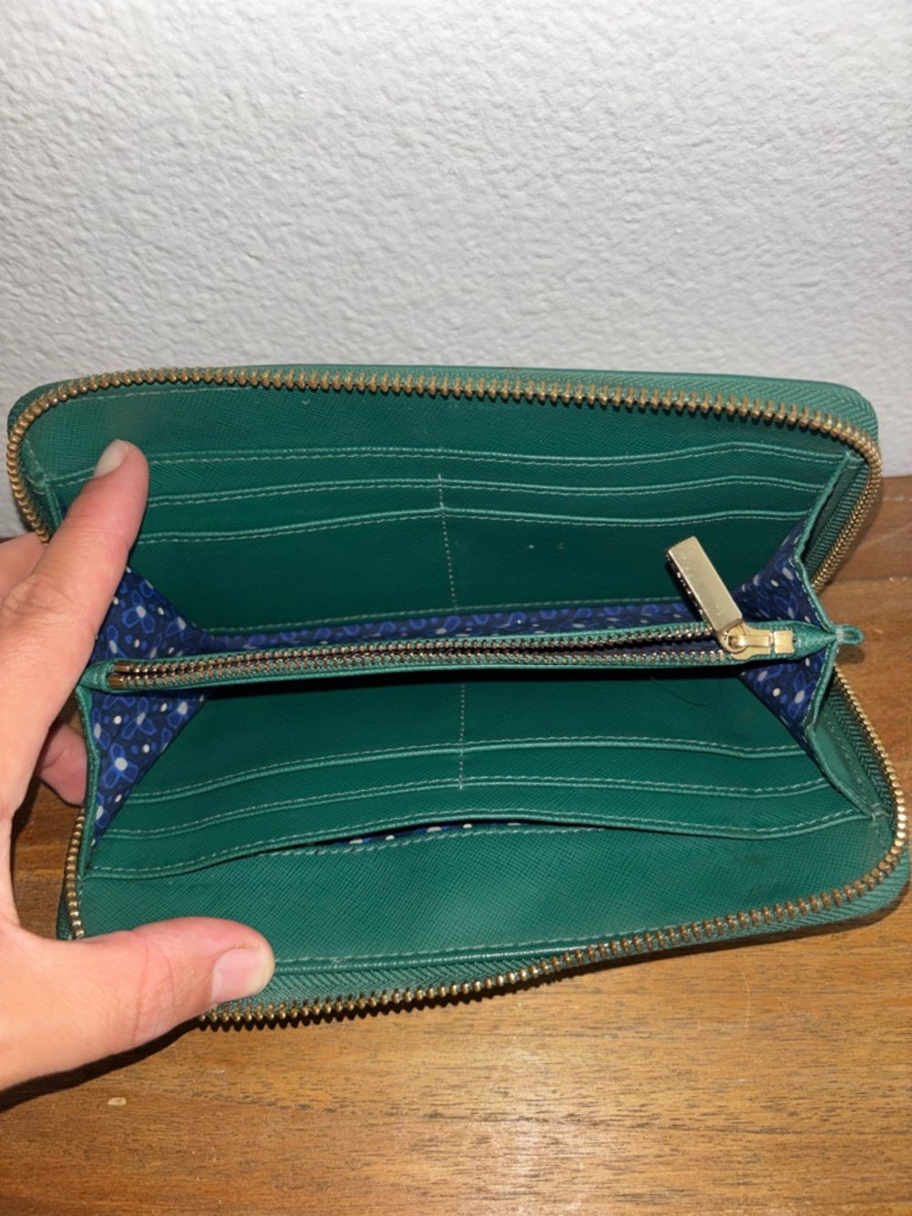 Tory Burch Emerald Green Zip Wallet with Gold Logo - Picture 4 of 4